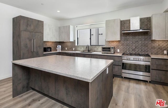 4724 N Village Court Lane, Valley Village