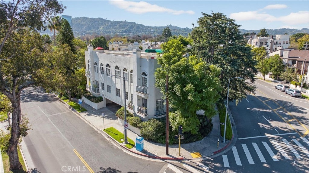 4464 Moorpark 104, Toluca Lake