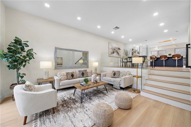 10 Starfall # 11, Irvine.