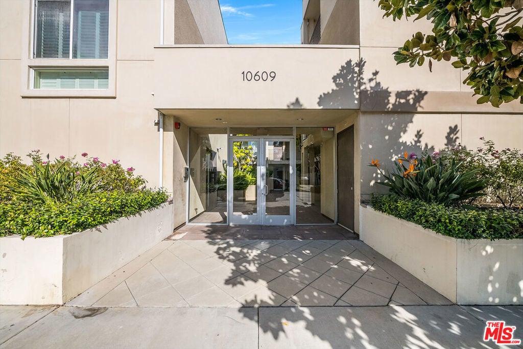 10609 Bloomfield Street 305, Toluca Lake