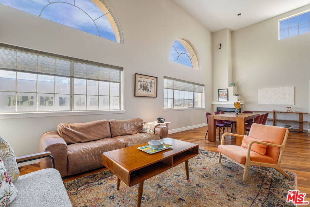 10824 Bloomfield Street 304, Toluca Lake