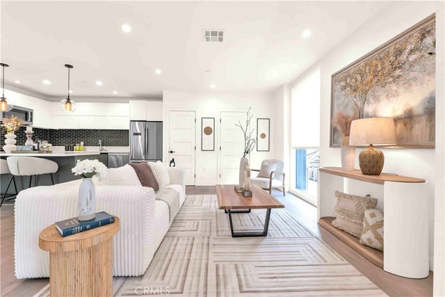 113 1/2 N Manhattan Place, Los Angeles