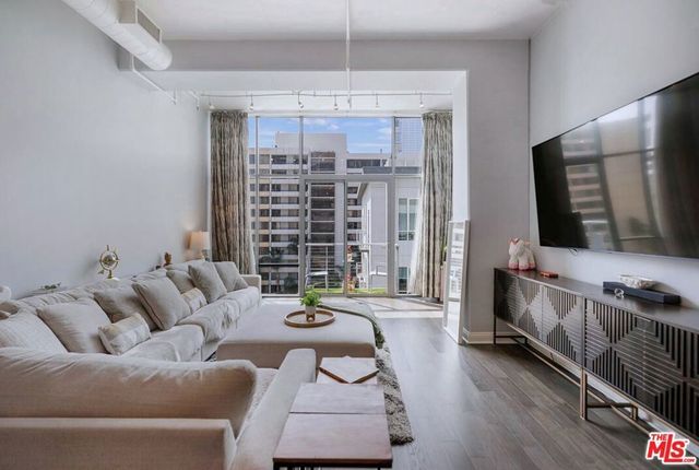 645 W 9th Street # 740, Los Angeles
