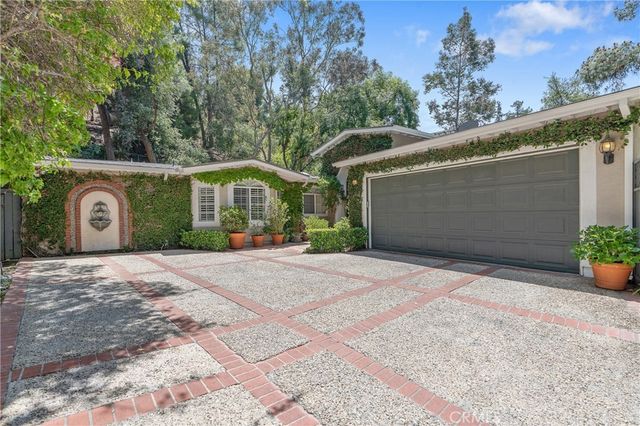 3818 Hayvenhurst Avenue, Encino