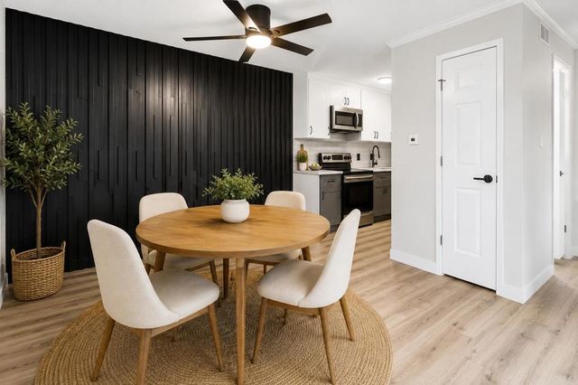 2809 N Los Felices Circle E # 212, Palm Springs