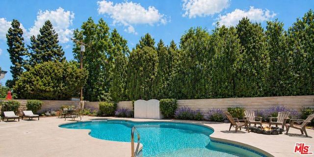 10200 Shoshone Avenue, Northridge