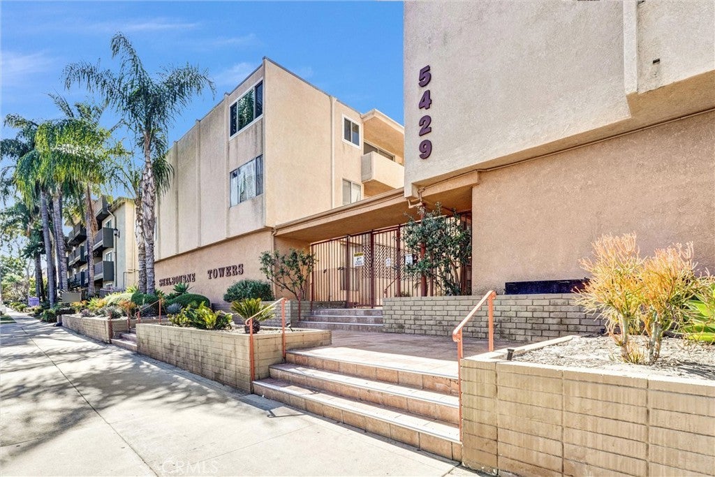 5429 Newcastle 215, Encino