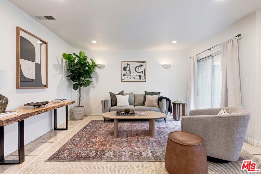 7651 Reseda Boulevard 3t, Reseda