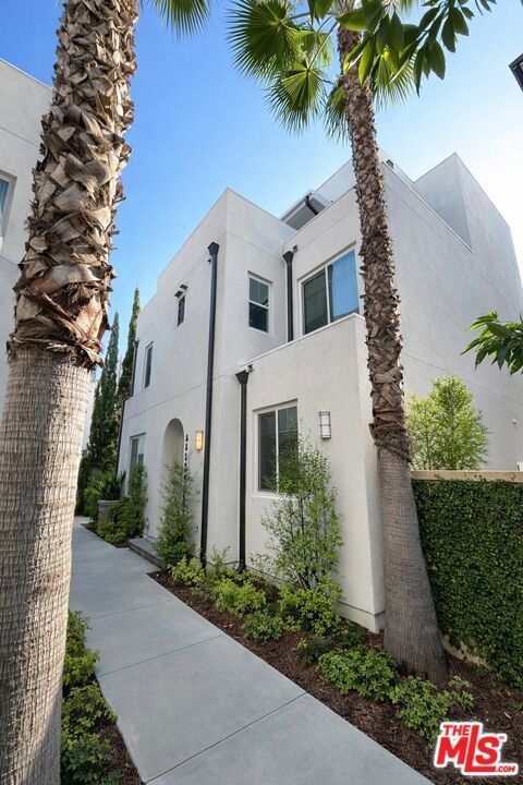 5552 Palm Drive, Hawthorne.