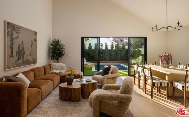 321 N Lucerne Boulevard, Los Angeles