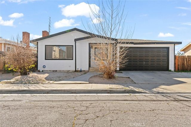 44053 Canyon Way, Lancaster