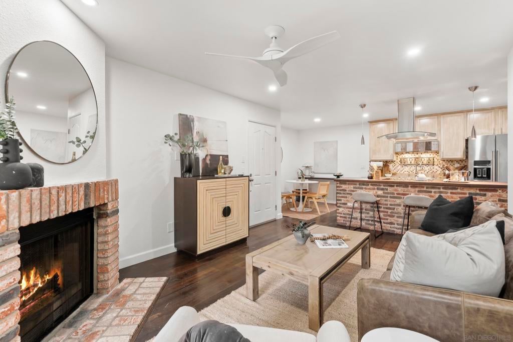 1810 S El Camino Real 202, Encinitas