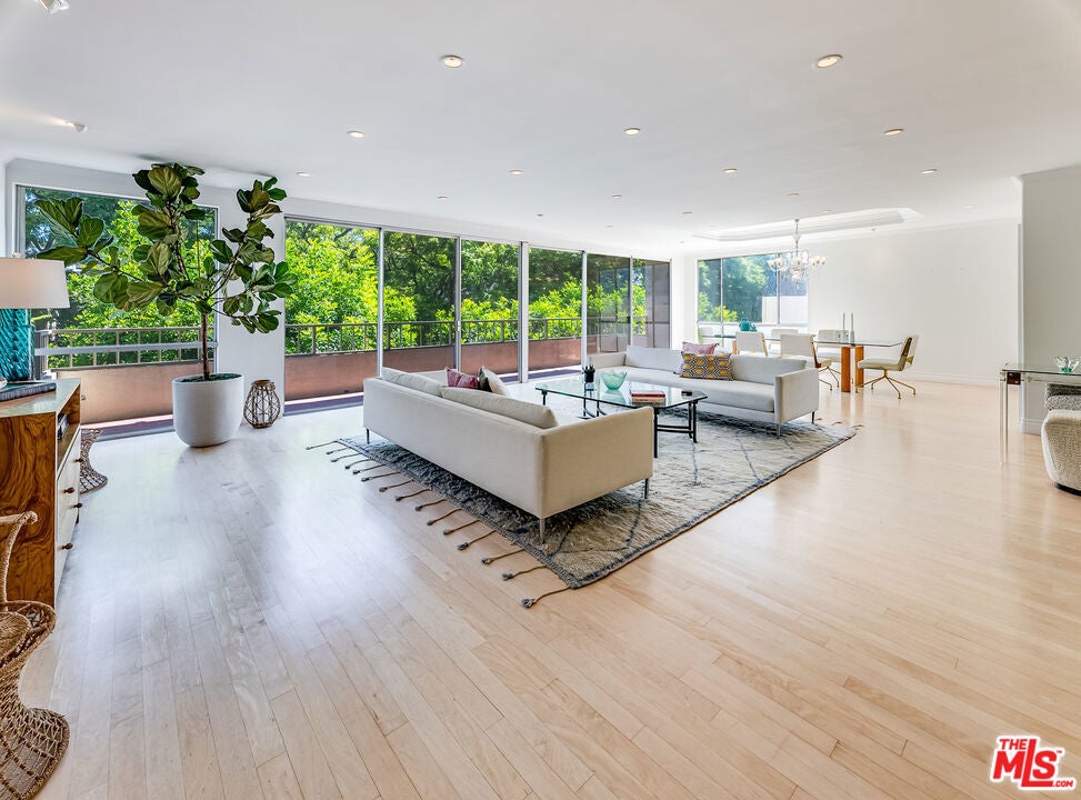 339 Palm Drive 202, Beverly Hills