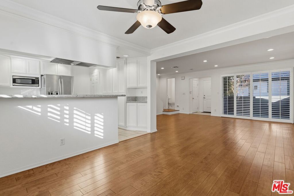 18550 Hatteras Street 45, Tarzana