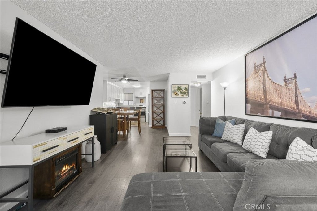 18555 Collins Street C18, Tarzana