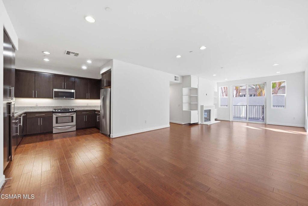 10878 Bloomfield Street 107, Toluca Lake