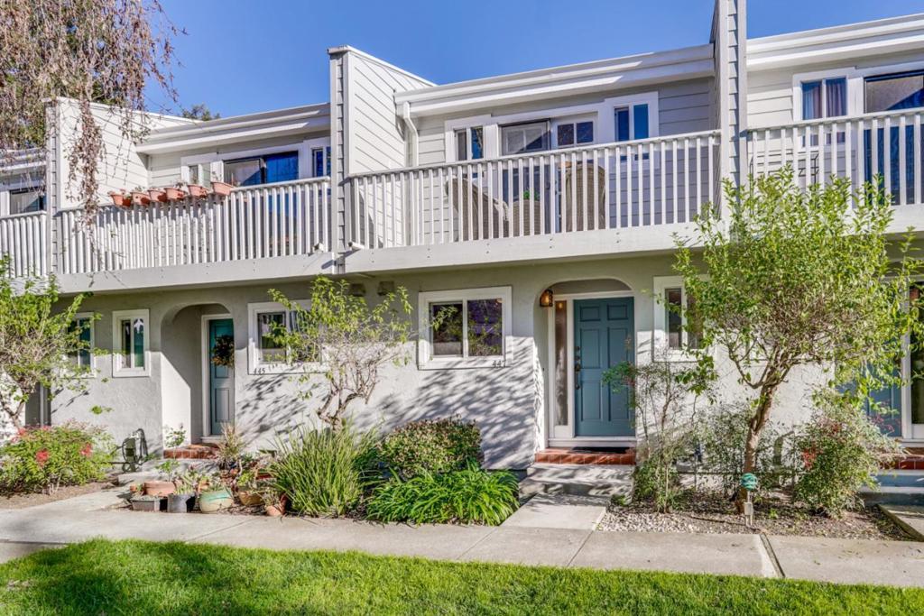 447 Oak Avenue, Redwood City