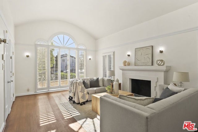 5761 W Olympic Boulevard, Los Angeles