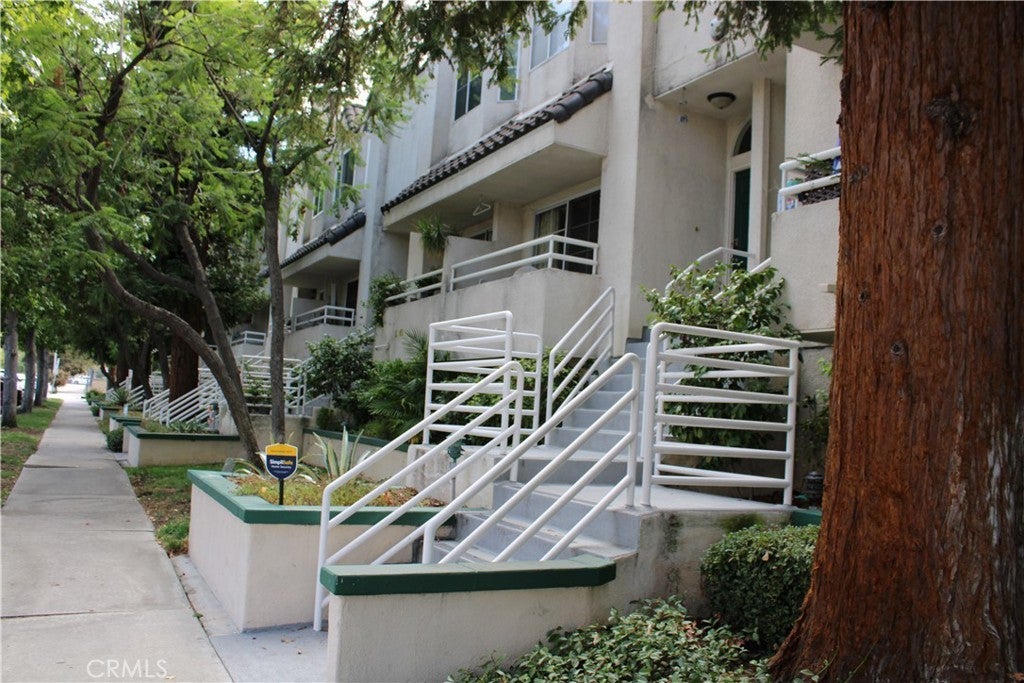 5145 Yarmouth 19, Encino