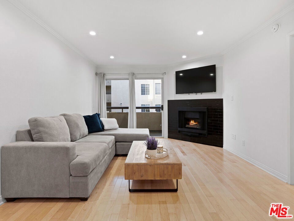 21520 Burbank Boulevard 112, Woodland Hills