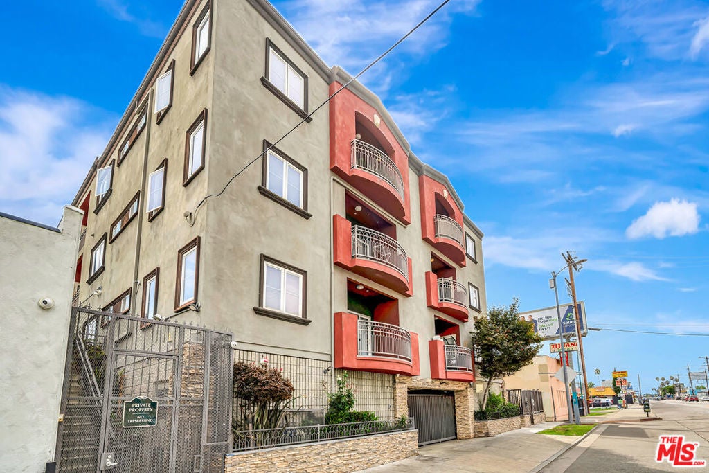 11124 Burbank Boulevard 311, North Hollywood