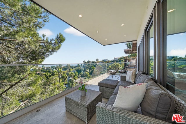 8960 Crescent Drive, Los Angeles