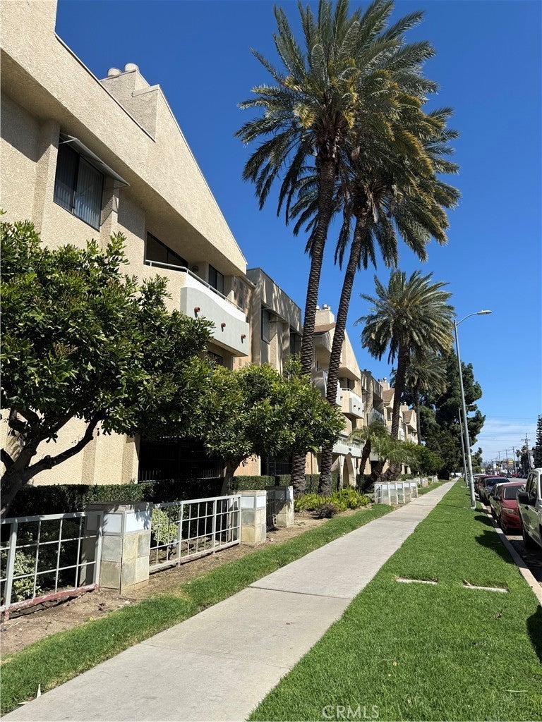 19009 Sherman 16, Reseda