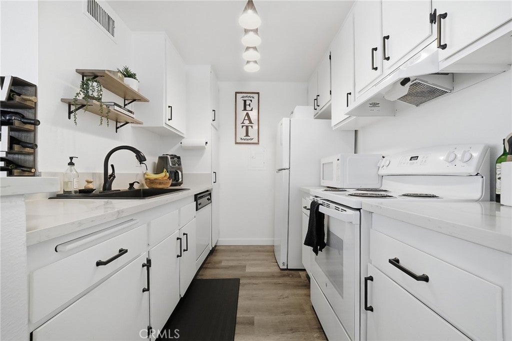 23515 Lyons 233, Valencia