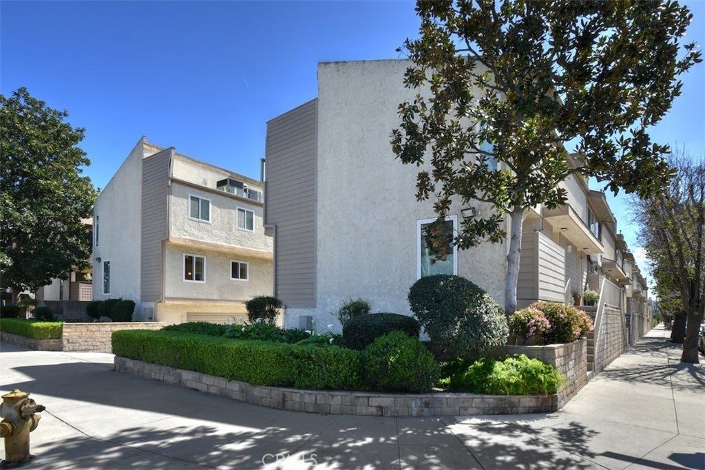 7240 Shirley 101, Reseda