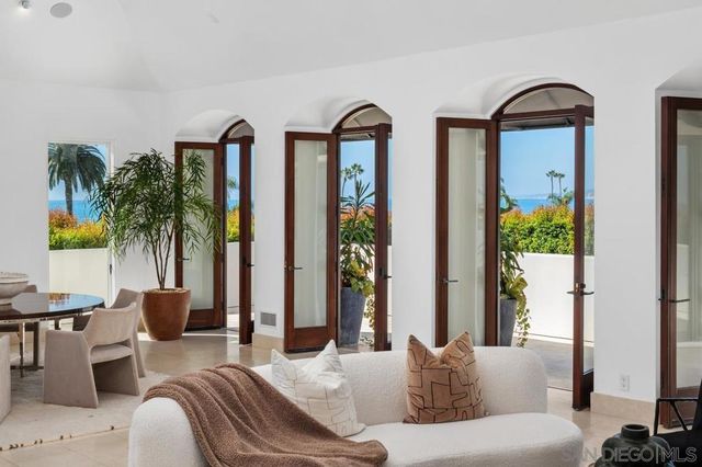7970 Roseland Dr, La Jolla