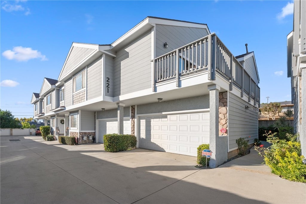 221 Violet, Monrovia