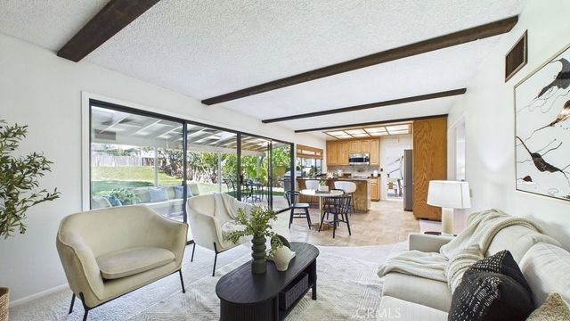 24187 Avenida Crescenta, Valencia