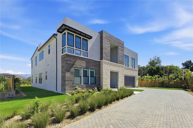 22801 Seaqua Circle, Chatsworth