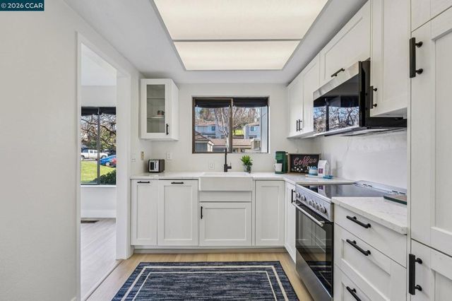 2 Lakeview Ct, Novato