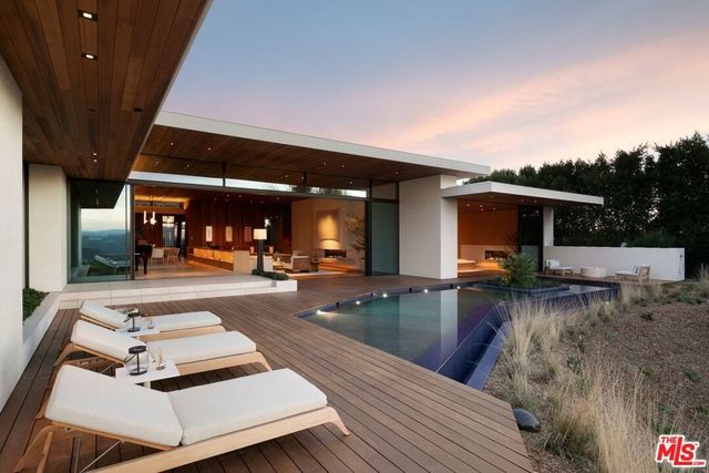 1675 Carla, Beverly Hills
