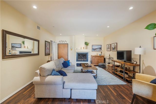 7211 Cozycroft # 32, Winnetka