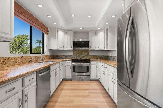 835 E Ave # B, Coronado