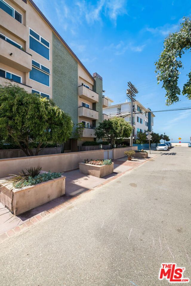 16 Quarterdeck Street # 102, Marina Del Rey