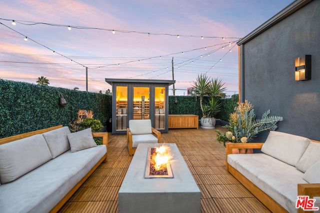 2515 Lincoln Boulevard, Venice