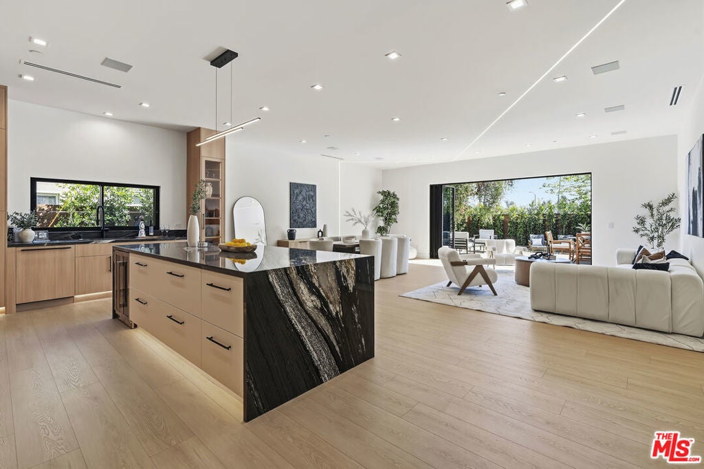 Photo of Listing #26671911