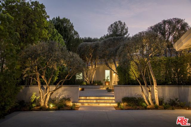 3833 Hayvenhurst Drive, Encino
