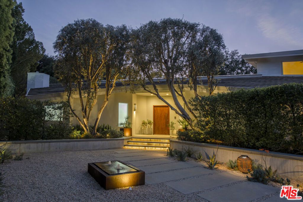 3833 Hayvenhurst Drive, Encino