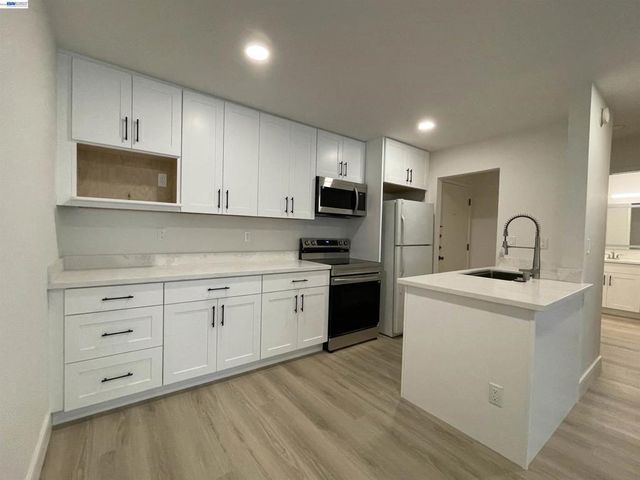 965 Shorepoint Ct #200, Alameda