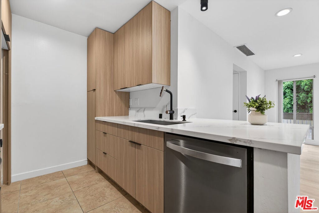 Photo of Listing #26673421