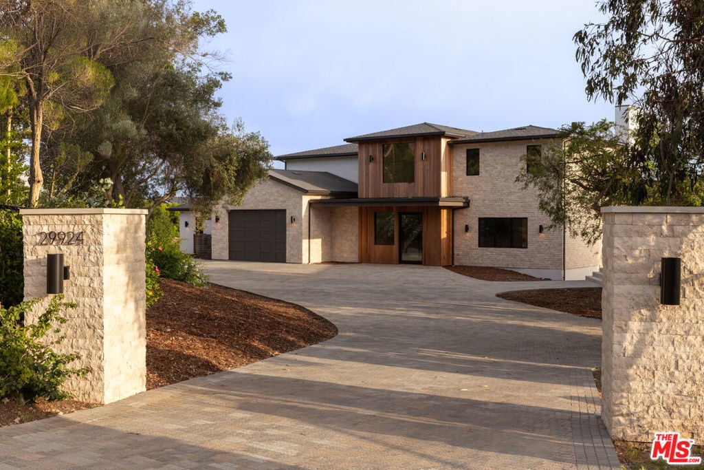 Photo of Listing #26672875