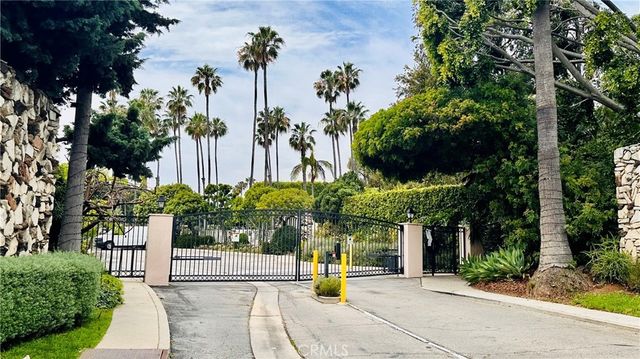 239 S Barrington Avenue # F8, Los Angeles