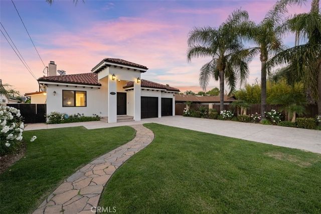 22953 Oxnard Street, Woodland Hills