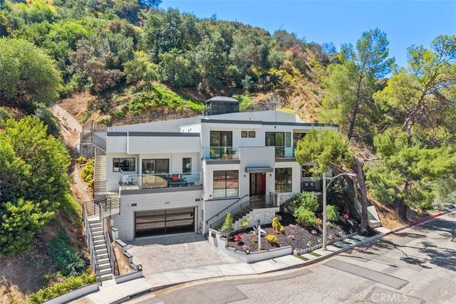 3060 Hollywell, Glendale