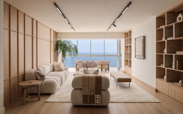 939 Coast # 17d, La Jolla