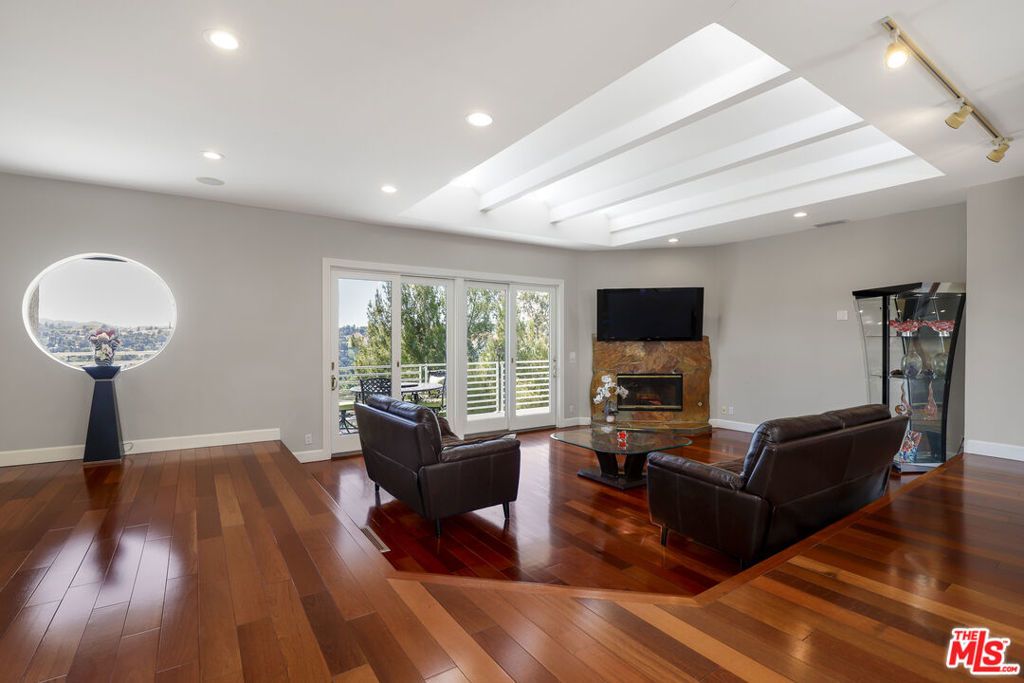 5045 Calatrana Drive, Woodland Hills